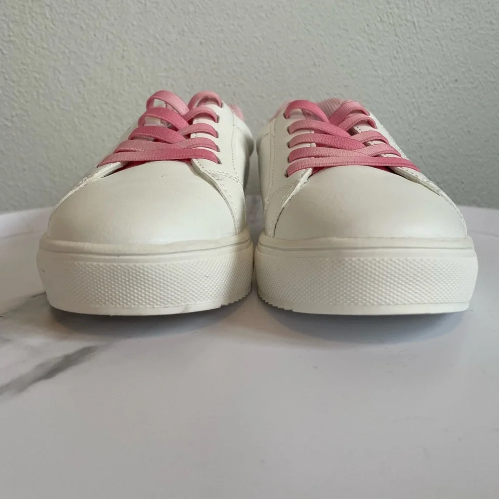 NWOT Disney Minnie Mouse Kids Sneakers Size 3